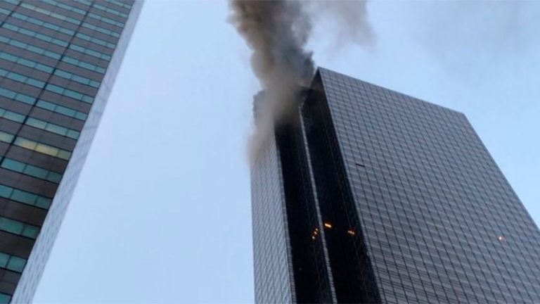 Trump Tower a luat foc. Peste 100 de pompieri intervin pentru stingerea incendiului – VIDEO