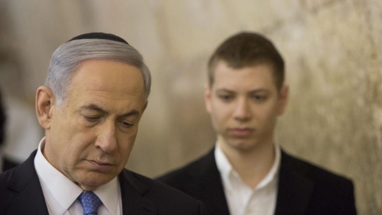 Noi dureri de cap pentru Benjamin Netanyahu, după ce fiul său şi-a dat drumul la gură într-o noapte de beţie