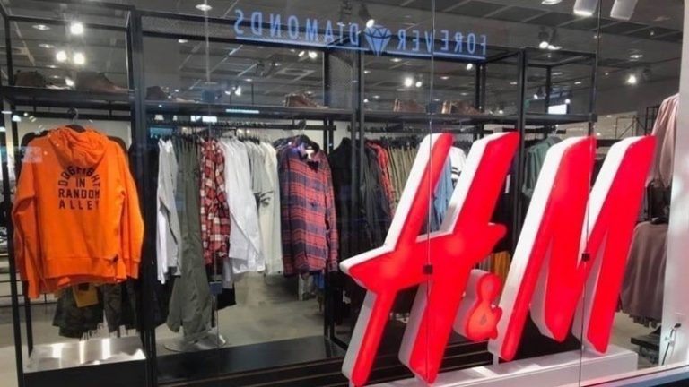 Magazinele H&M din Moscova şi-au deschis porţile pentru ultima dată săptămâna aceasta pentru a vinde articolele rămase