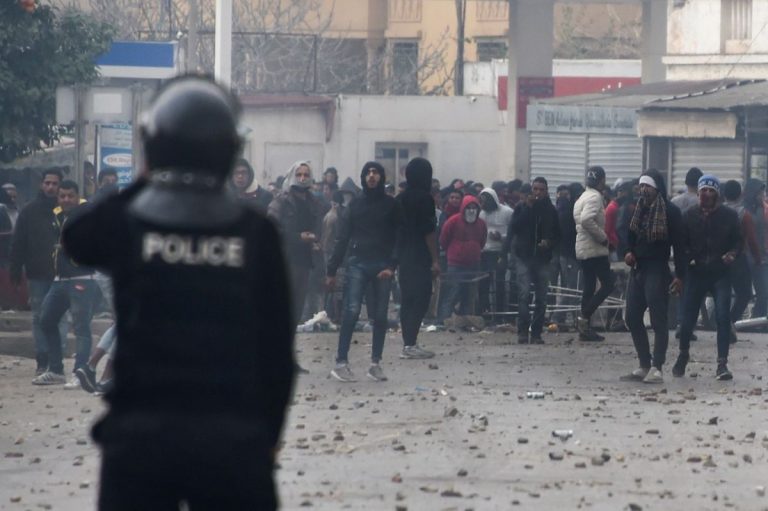 Noi proteste violente în Tunisia. 41 de persoane au fost arestate