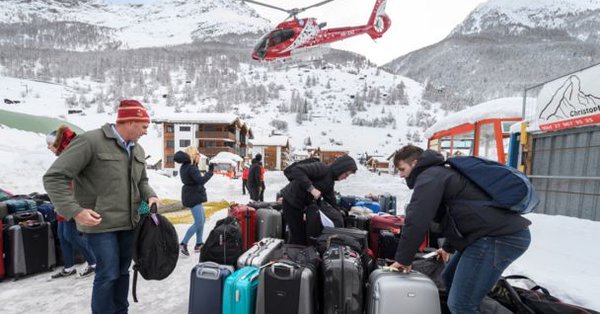 Pod aerian pentru salvarea miilor de turişti blocaţi de nămeţi în Elveţia – FOTO/VIDEO