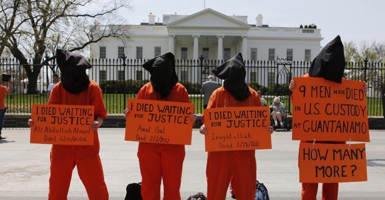 11 deţinuţi de la Guantanamo l-au dat în judecată pe Donald Trump