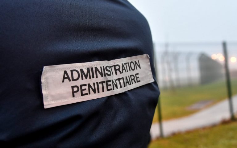 Gardienii francezi au ‘blocat total’ închisorile din Hexagon – FOTO/VIDEO