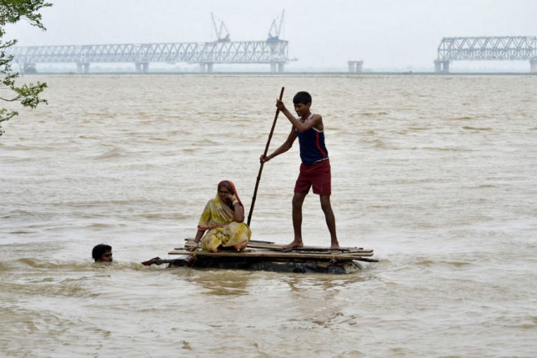 Inundaţiile au făcut ravagii în India. Zeci de oameni şi-au pierdut viaţa