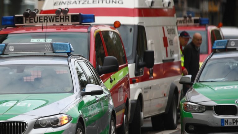 Grav accident rutier în Germania. 48 de răniţi după ce un autobuz şcolar s-a izbit de o casă