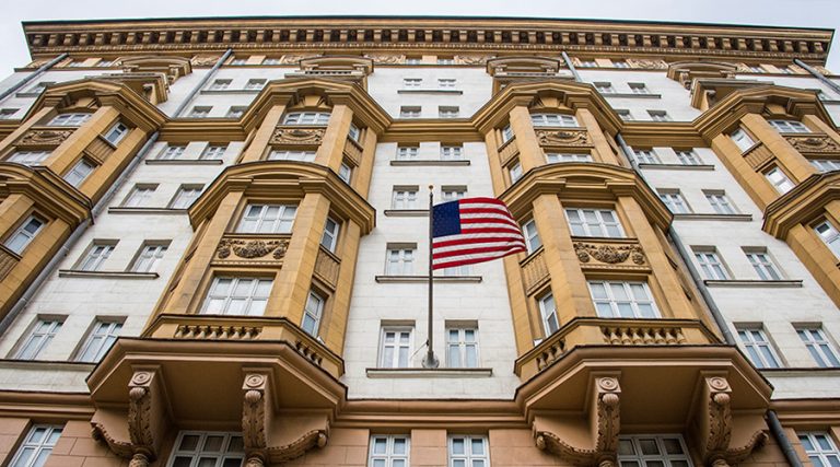 RĂZBOIUL diplomatic escaladează. Ambasada americană SUSPENDĂ acordarea de vize cetăţenilor ruşi