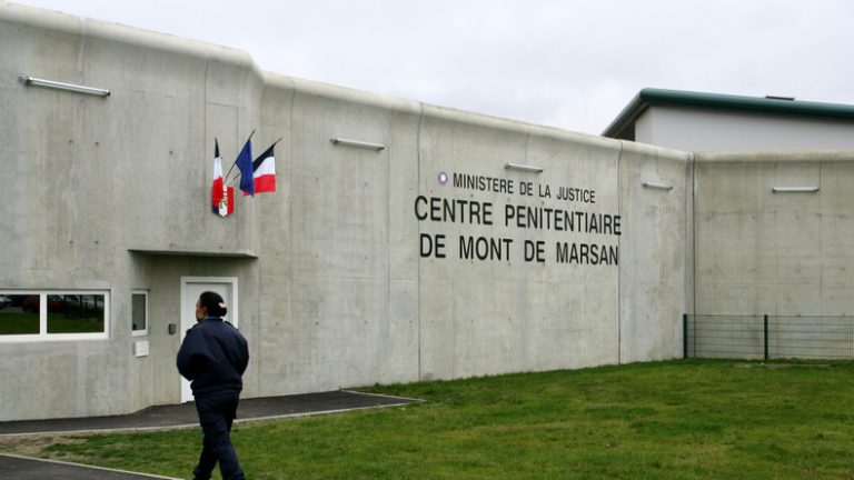 Şapte gardieni dintr-o închisoare franceză, răniţi de un deţinut ‘radicalizat’
