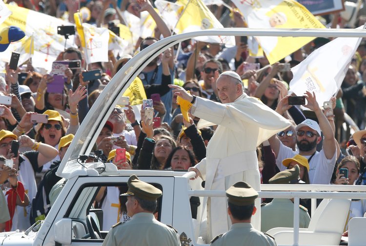 Papa Francisc a coborât din papamobil pentru a vedea dacă este în regulă o poliţistă care căzuse de pe cal