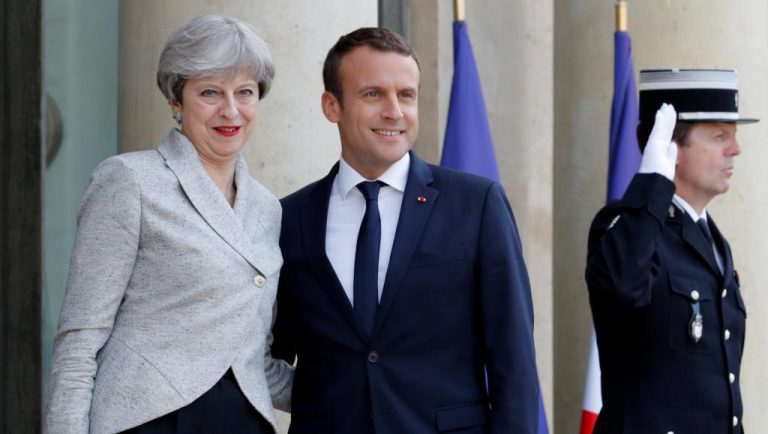 Macron şi May vor anunţa un nou tratat pentru completarea acordurilor privind migraţia de la frontieră