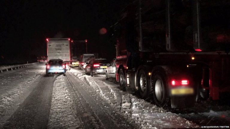 Iarna grea a blocat peste 200 de şoferi pe principala autostradă din Scoţia – VIDEO