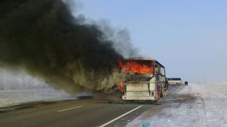 52 de oameni AU ARS de vii într-un autobuz care a luat foc în mers – VIDEO
