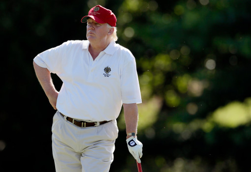 Donald Trump a jucat  golf la complexul său scoţian din Turnberry înainte de a pleca spre Finlanda