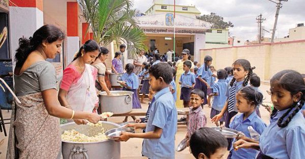 Peste 130 de elevi indieni au fost internaţi după o toxiinfecţie alimentară