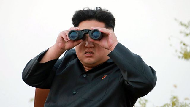 Liderul nord-coreean supraveghează exerciţii militare împreună cu fiica sa şi cere pregătiri de război