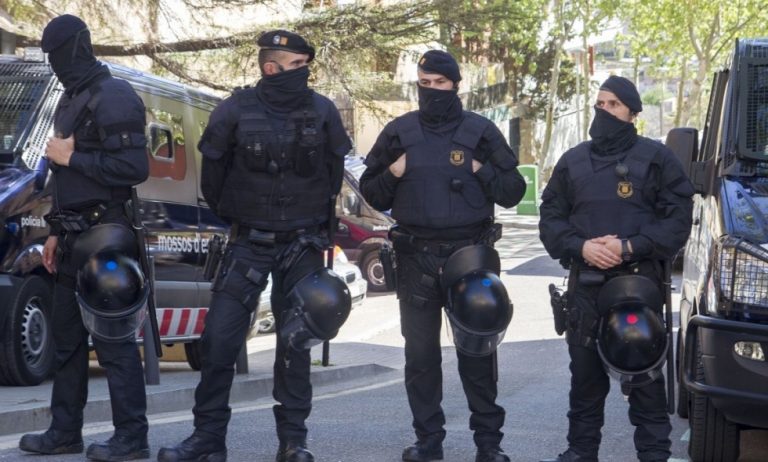 Autorităţile spaniole au destructurat o reţea acuzată că ascundea canabis într-un fals convoi umanitar pentru Ucraina