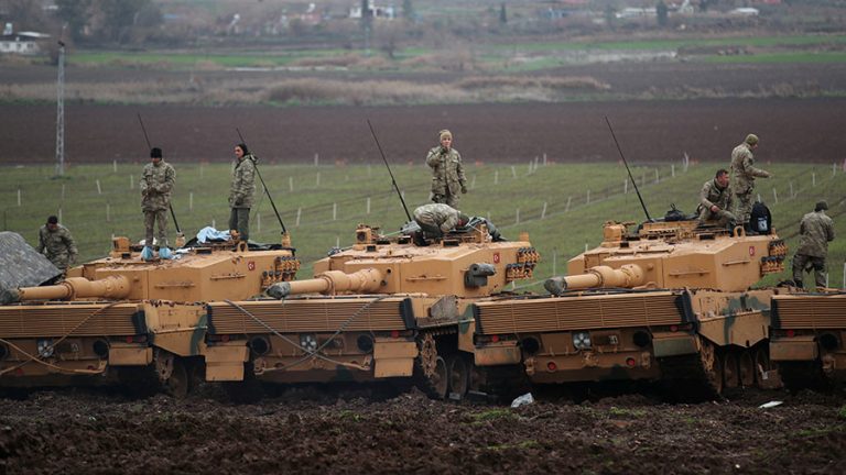 Armata turcă a bombardat poziţii ale kurzilor în nordul Siriei