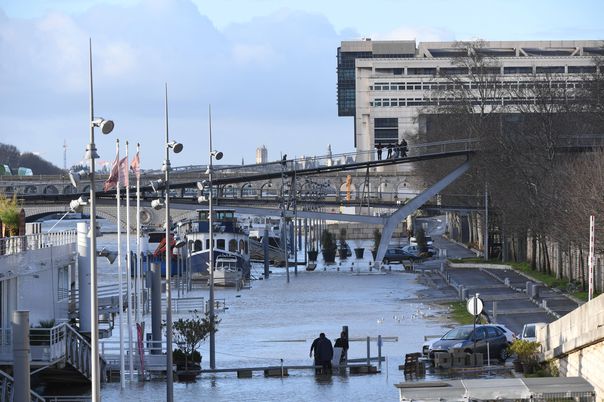Parisul se pregăteşte de inundaţii istorice. Sena a crescut cu cel puţin 3 metri – VIDEO