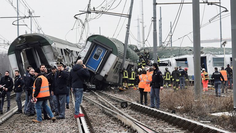 Doi morți, mai mulți răniți în deraierea unui tren în nordul Italiei (media)
