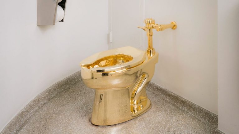 Trump şi-a dorit la Casa Albă un Van Gogh, dar i s-a oferit un WC din aur