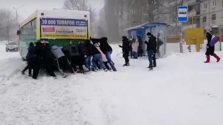 Moscova este paralizată de ninsorile abundente – FOTO