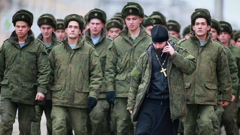Împrumuturile acordate soldaţilor ruşi sporesc presiunile ca băncile europene să părăsească Rusia