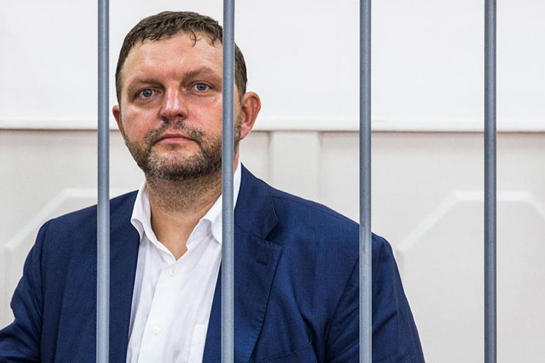 Un fost guvernator rus, membru marcant al opoziţiei, a fost condamnat la ani grei de închisoare