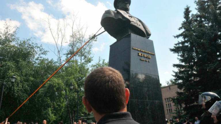 Rusia pregăteşte o lege dură împotriva celor care demolează sau vandalizează monumentele soldatului rus în străinătate