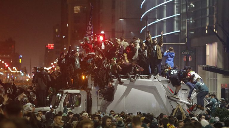 Sărbătoare cu violenţe în Philadelphia după Super Bowl. Magazinele au fost devastate – VIDEO