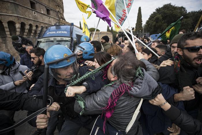 Protest anti-Erdogan la Roma. Poliţiştii au intervenit în forţă – FOTO