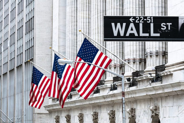 Wall Street a scăzut puternic vineri, trasă în jos de sectorul tehnologiei