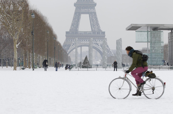 Parizienii sunt sfătuiţi să-şi lase maşinile acasă după ninsoarea abundentă – FOTO/VIDEO