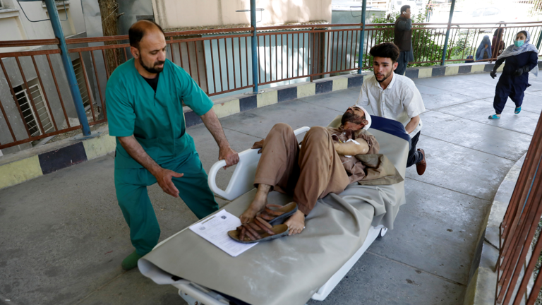 Un şef militar taliban a fost ucis în atacul spitalului din Kabul. SI-K revendică atacul
