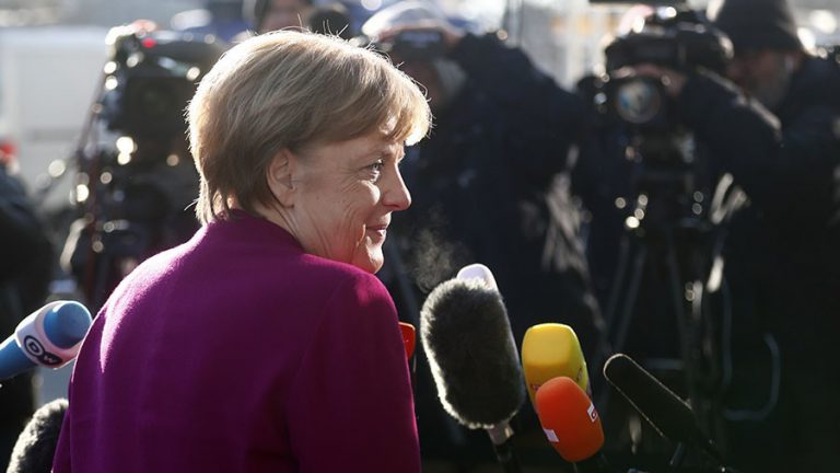 Angela Merkel va efectua o vizită în Spania pentru a discuta cu Pedro Sanchez despre migraţie