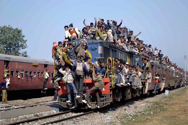 India reia parțial circulația trenurilor de pasageri