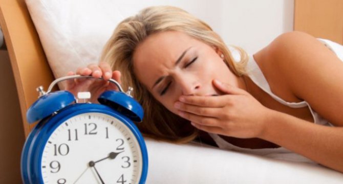 Lipsa somnului amplifică nevoia de junk-food şi riscul de obezitate