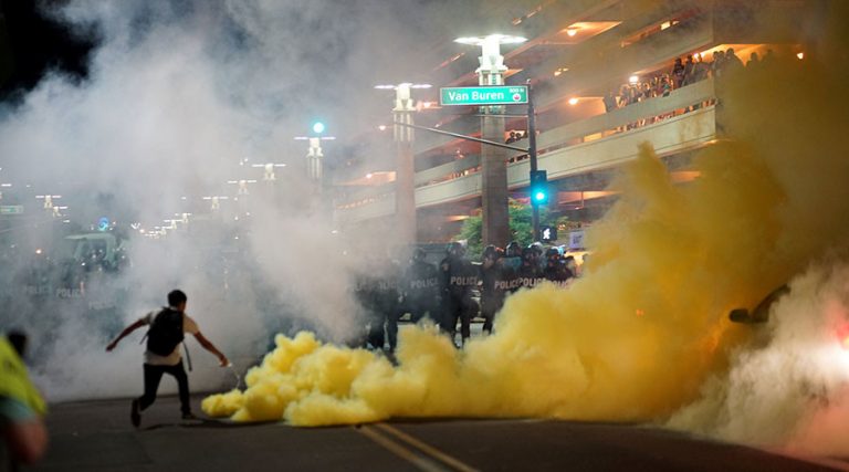 Proteste VIOLENTE la un miting anti-Donald Trump. Poliţia a intervenit cu gaze lacrimogene – FOTO/VIDEO