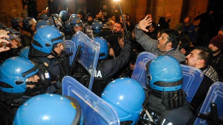 Italia. Ciocniri violente între poliţişti şi membri unei grupări de extremă dreapta