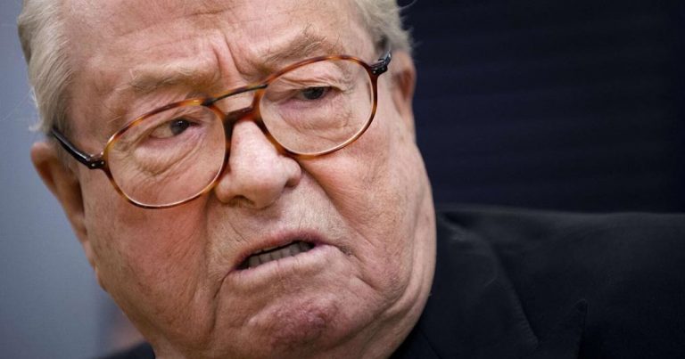 Fostul lider politic al extremei drepte franceze, Jean-Marie Le Pen, a fost externat din spital