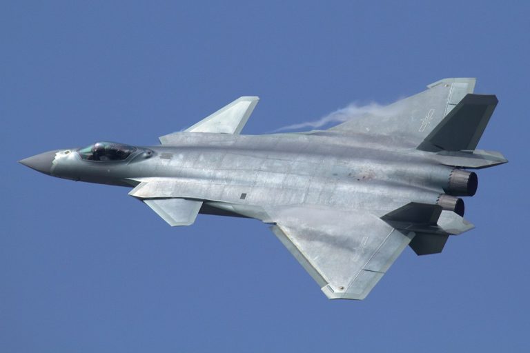 China introduce în serviciul militar avionul ‘invizibil’ J-20