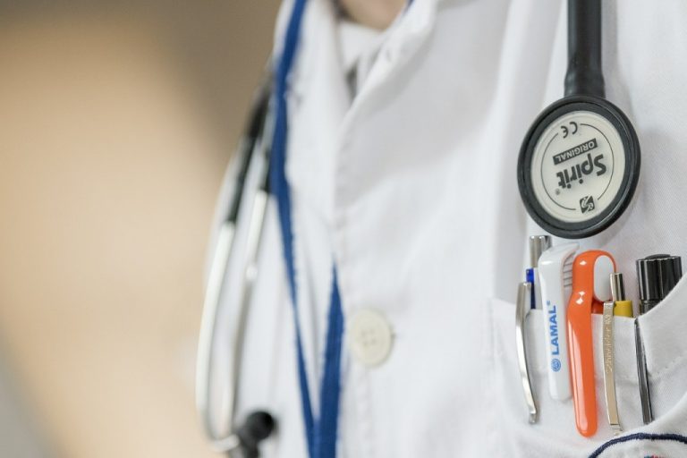 Londra relaxează regulile de imigraţie pentru medici şi asistente din ţări non-UE