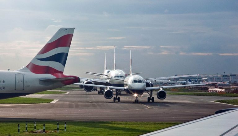 VIDEO –  Aterizare spectaculoasă a unui Airbus 380, lovit de rafale de vânt puternice, pe aeroportul londonez Heathrow