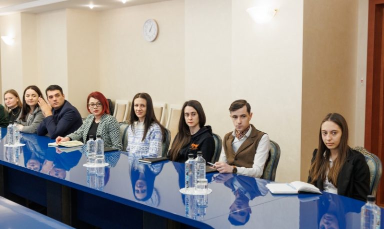 Maia Sandu, o nouă rundă de negocieri despre referendum cu reprezentanții mai multor organizații de tineret din țară
