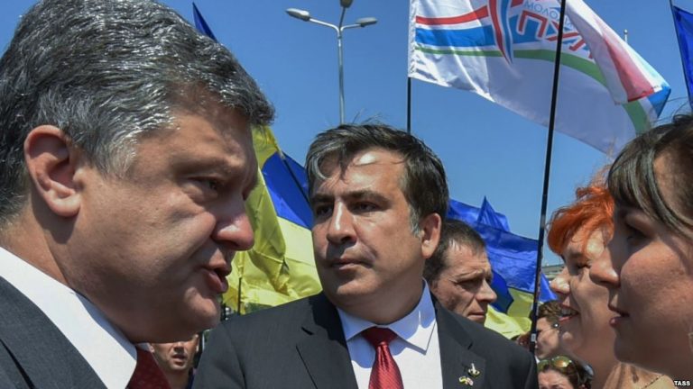 Chiar dacă a fost expulzat din Ucraina, Saakaşvili rămâne ghimpele din coasta lui Poroşenko