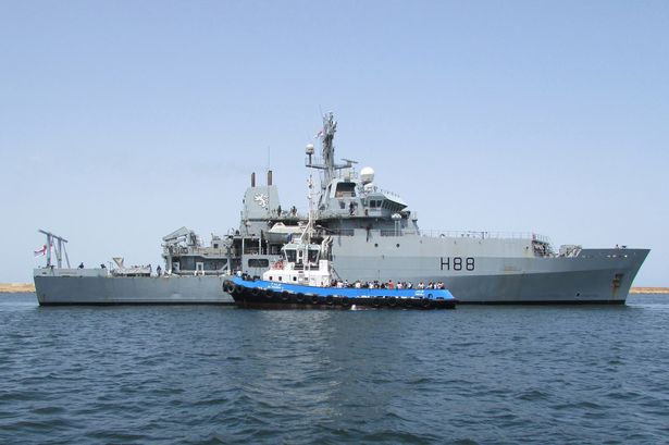 Incident periculos în Marea Neagră. O navă de război britanică, la doar câţiva metri de un vas rusesc