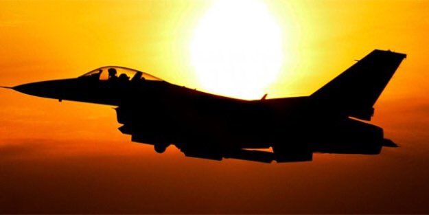 Un avion de antrenament militar s-a prăbuşit în Izmir. Ambii piloţi şi-au pierdut viaţa