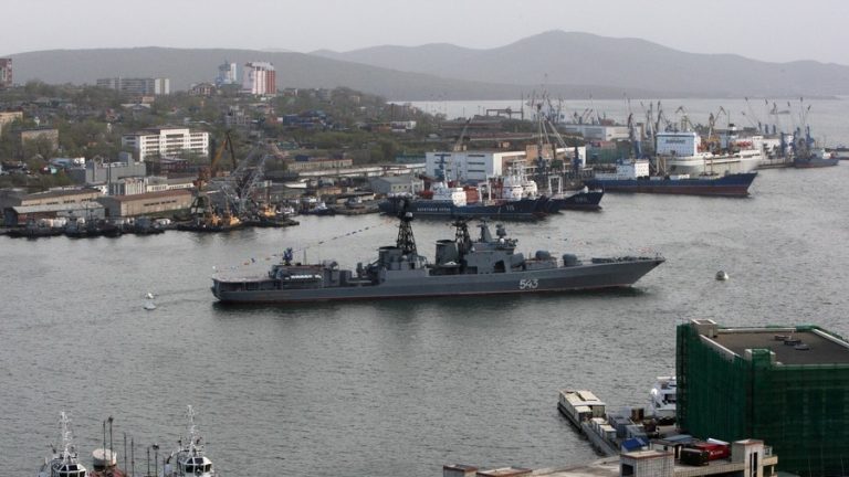 Un distrugător rus a luat foc în portul din Vladivostok – VIDEO