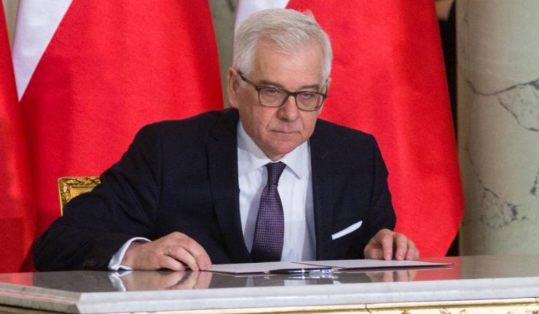 Şeful diplomaţiei poloneze se gândeşte serios la DEMISIE