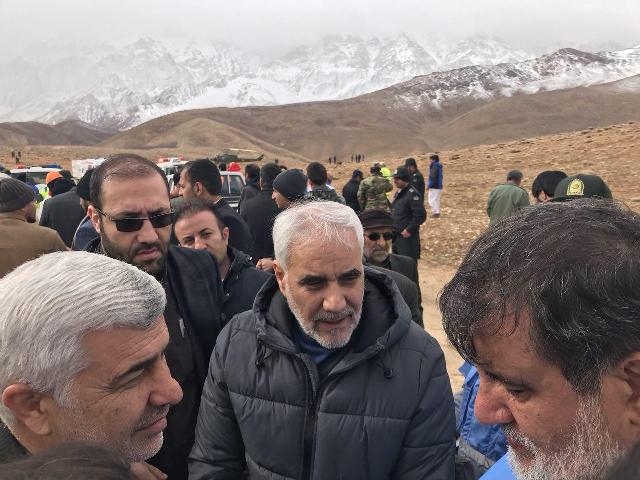 Echipele de salvare cară în spate cadavrele găsite după prăbuşirea avionului iranian