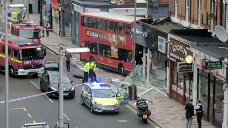 Poliţia britanică ia în considerare implicarea mai multor persoane în atentatul de la Londra