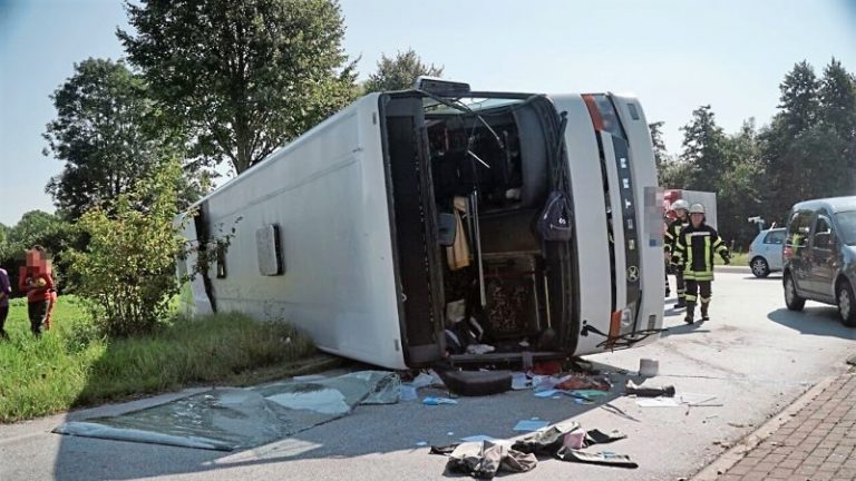 Un autocar plin cu românce S-A RĂSTURNAT în Germania. Şase femei sunt în stare GRAVĂ – FOTO